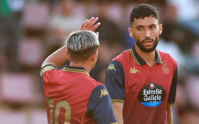 Zakaria celebra uno de sus goles en el Compostela-Deportivo con Yeremay (Foto: RCD).