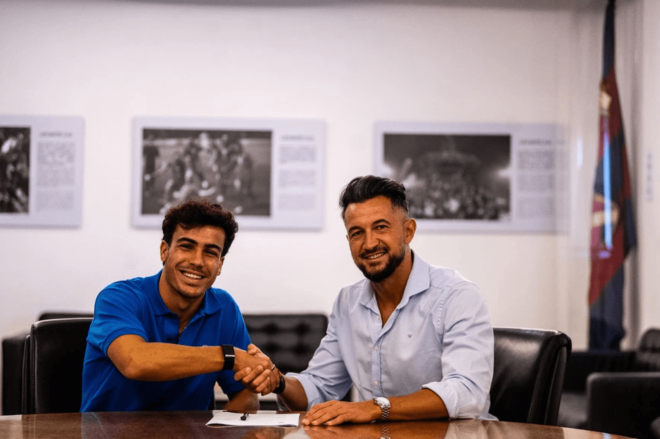Manu Sánchez tras firmar su nuevo contrato (Foto: Levante UD).