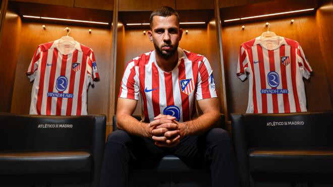 David Hancko posa con la camiseta del Atlético de Madrid (X)