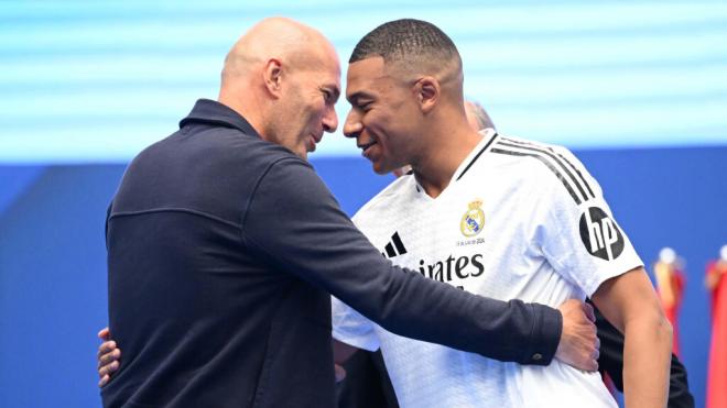 Kylian Mbappé abrazando a Zidane en su presentación (Cordon Press)
