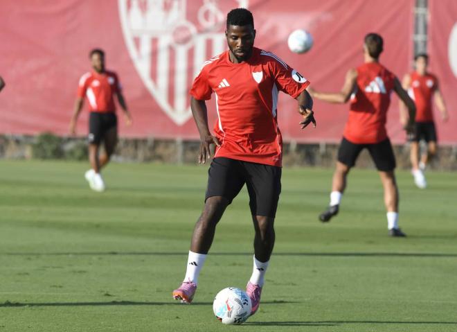 Kelechi Iheanacho, en la sesión del viernes (Foto: Kiko Hurtado).