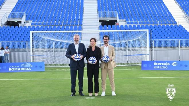 Jorge Azcón, Natalia Chueca y Fernando López posan en el Ibercaja Estadio (Foto: Real Zaragoza).
