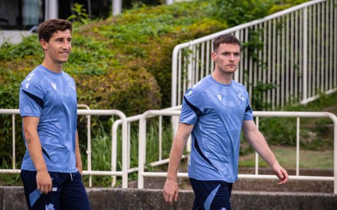 Aihen Muñoz y Sergio Gómez llegan a un entrenamiento (Foto: RSO).