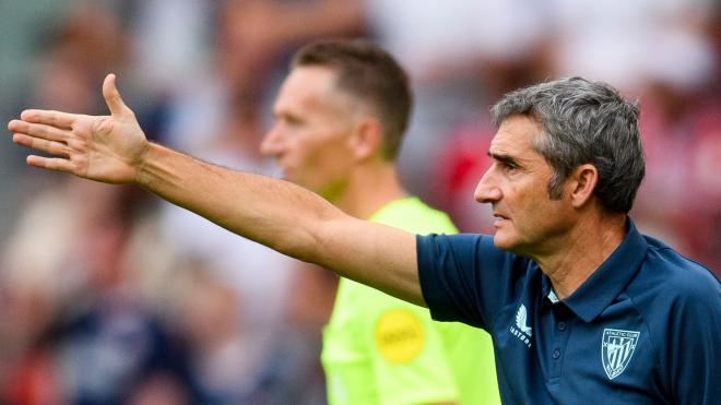 Ernesto Valverde dirige el encuentro ante el PSV. (Foto: Athletic)