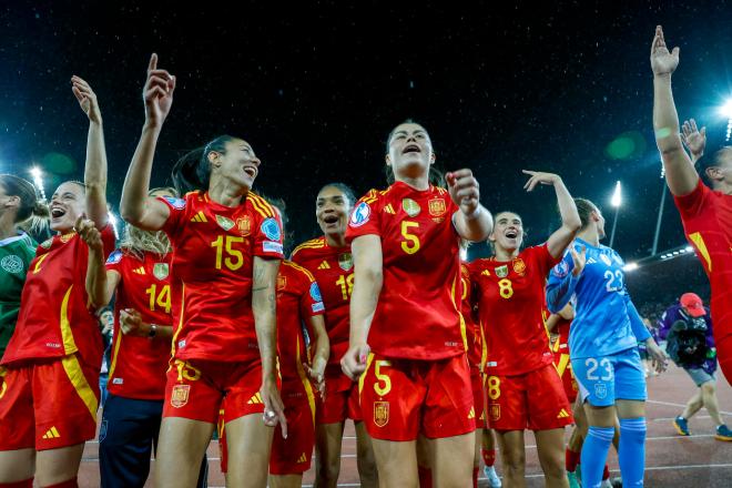 Las jugadoras de la selección española celebran su victoria contra Alemania (FOTO: EFE).