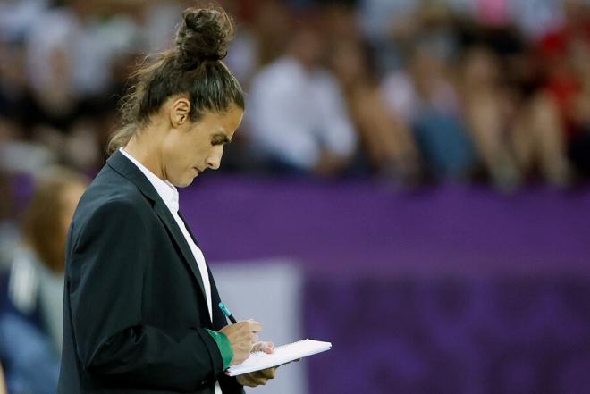 Montse Tomé toma apuntes ante Alemania. (Foto: EFE)