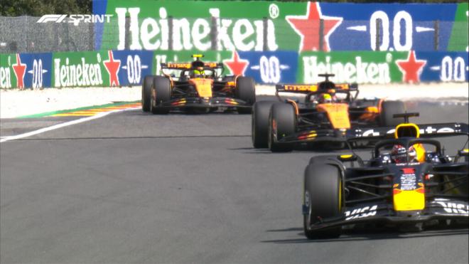 Max Verstappen, con los McLaren detrás (Foto: F1).
