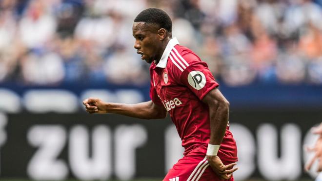 Stanis Idumbo, ante el Schalke 04 (Foto: SFC).