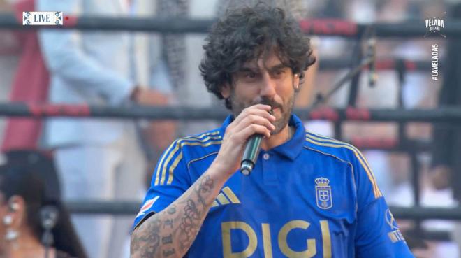 Melendi con la camiseta de Santi Cazorla. (Foto: twitch Ibai Llanos)