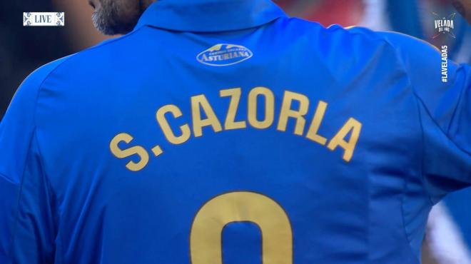 Melendi con la camiseta de Santi Cazorla. (Foto: twitch Ibai Llanos)