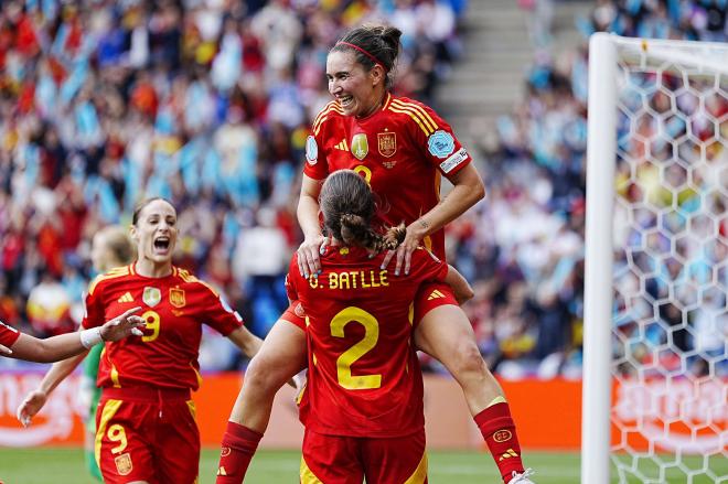 Mariona celebra su gol con Ona Battle en la final de la Euro Femenina (FOTO: Cordón Pres).
