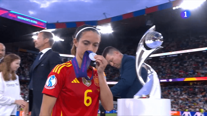 Gesto de Aitana con la medalla tras caer en la final de la Euro.