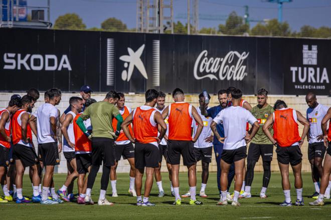 Corberán con el grupo (Foto: Valencia CF)