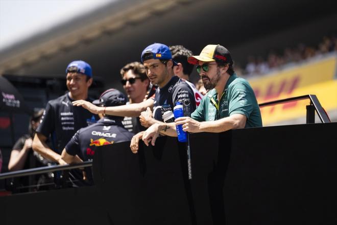 Fernando Alonso y Carlos Sainz, en el drives parade (Europa Press)
