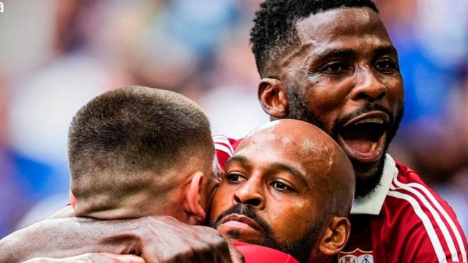 Kelechi Iheanacho, celebrando el tanto de Marcao ante el Schalke 04 (Foto: SFC).