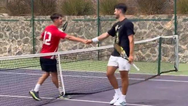 El divertido punto de Carlos Alcaraz con su hermano Sergio.