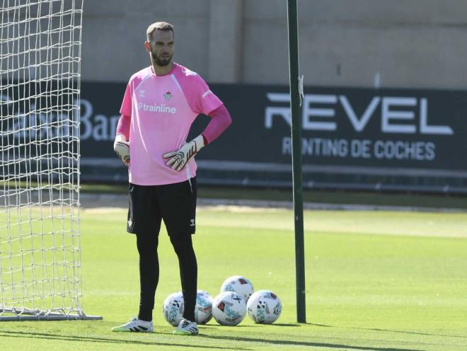 Pau López, entrenando con el Betis (Foto: Kiko Hurtado).
