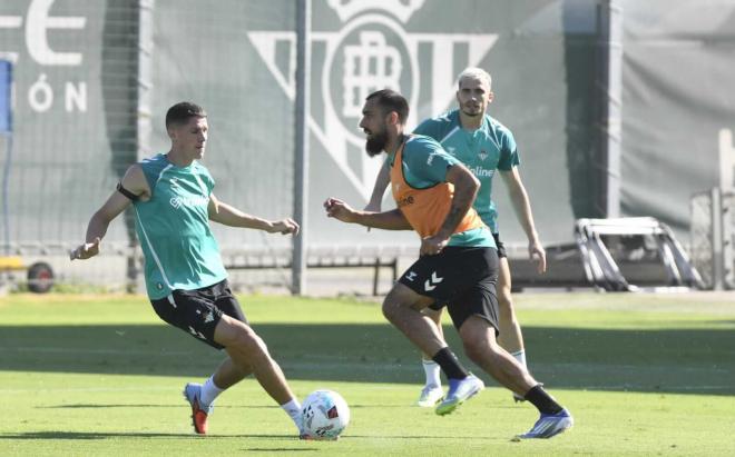 Borja Iglesias y Altimira, en un entrenamiento del Betis (Foto: Kiko Hurtado).