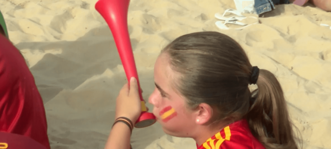 Una aficionada con una vuvuzela (Foto: ElDesmarque)