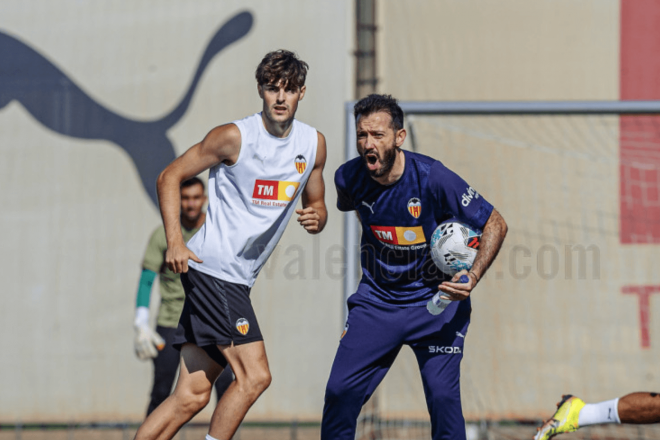 Corberán y Javi Guerra (Foto: Valencia CF)