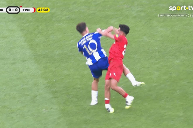 Tangana entre Gabri Veiga y Naci Ünüvar (Foto: Captura de Sport TV 1).