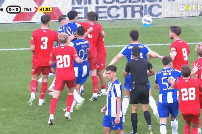 Tangana entre Gabri Veiga y Naci Ünüvar (Foto: Captura de Sport TV 1).