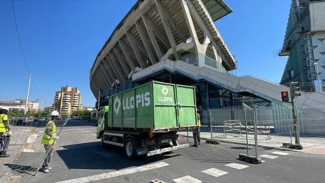 El Benito Villamarín empieza a prepararse para el inicio de las obras (Foto: Kiko Hurtado).