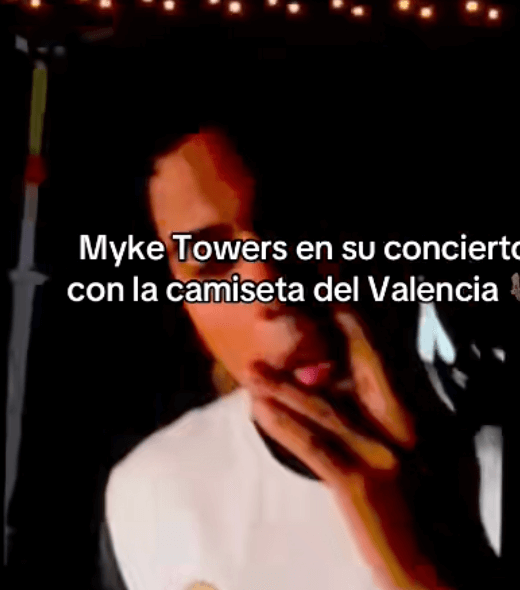 Myke Towers con la camiseta del Valencia CF