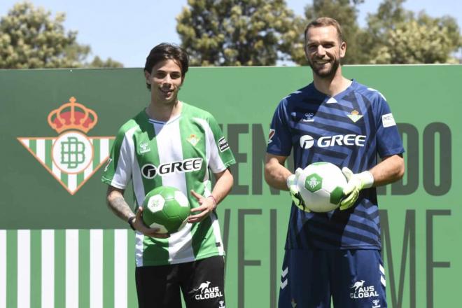 Pau López y Valentín Gómez, presentados por el Betis (Foto: Kiko Hurtado).