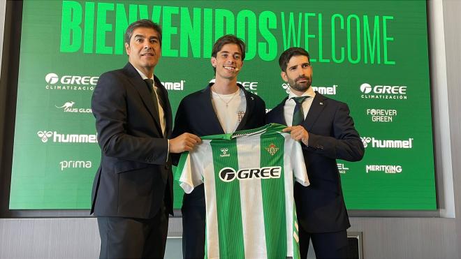 Valentín Gómez, en su presentación con el Betis (Foto: Kiko Hurtado).