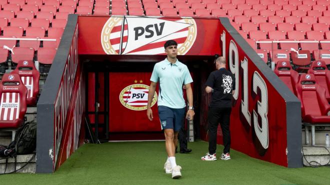 Alejandro Rego salta al campo en el PSV-Athletic (Foto: ATH).