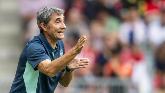 Ernesto Valverde da instrucciones durante el PSV-Athletic (Foto: ATH).