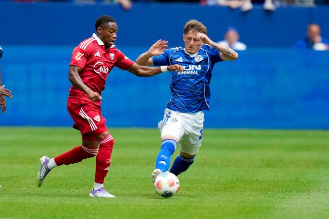 Stanis Idumbo, ante el Schalke 04 (Foto: Cordon Press).