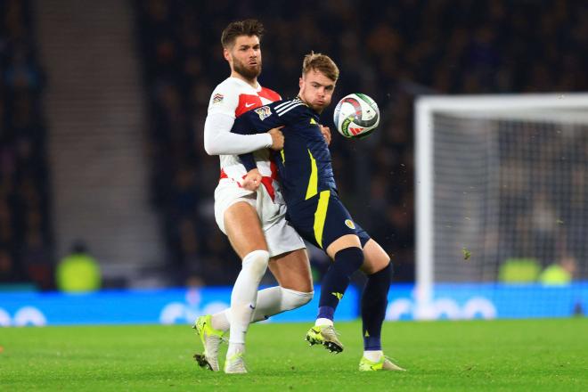 Duje Caleta-Car, en un partido del Olympique de Lyon (FOTO: Cordón Press).