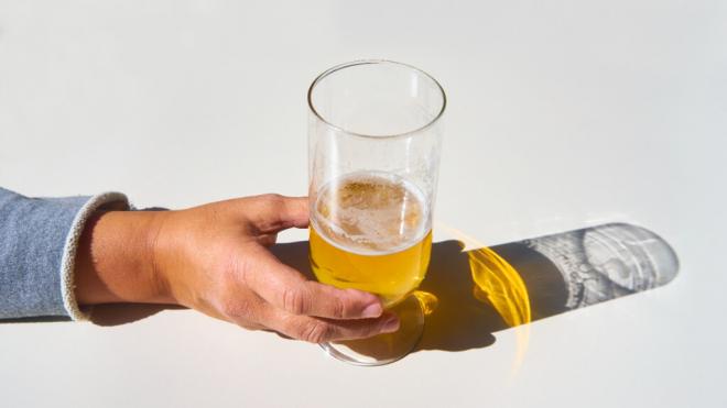 Persona sosteniendo una cerveza (Foto: Freepik)