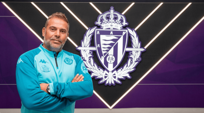 Chuchi Macón posando junto al escudo del Real Valladolid