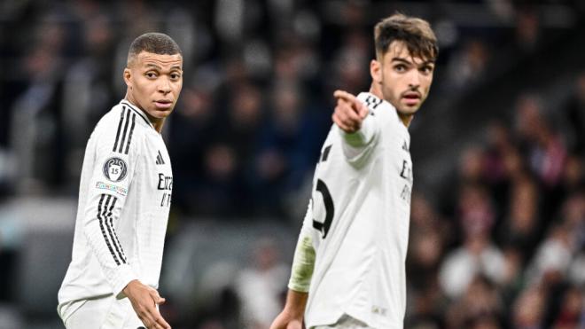 Kylian Mbappé y Raúl Asencio en un partido del Real Madrid (Cordon Press)