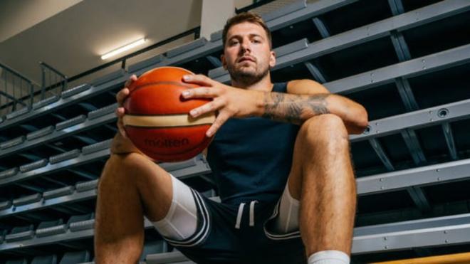 Luka Doncic con una pelota de baloncesto (Men's Health)