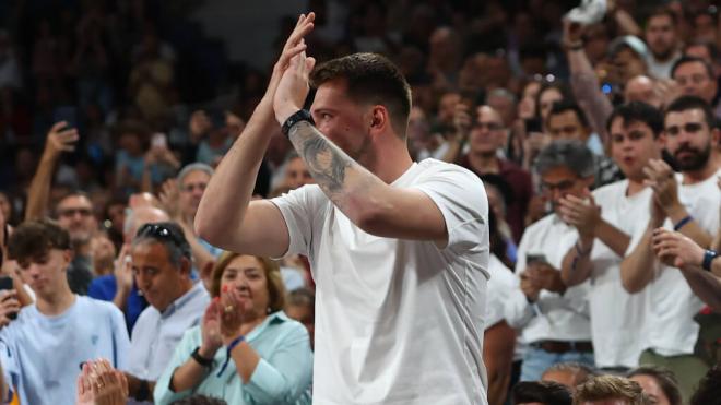 Luka Doncic viendo un partido del Real Madrid (Cordon Press)