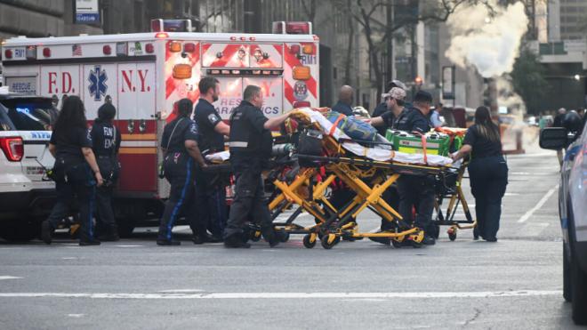 Una ambulancia tras el asalto a la sede de la NFL en Nueva York (Cordon Press).