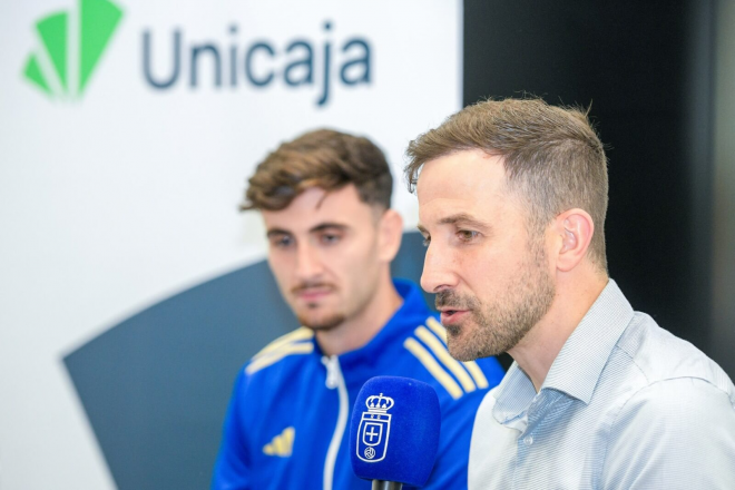 Agustín Lleida en la presentación de Álex Forés. (Foto: Real Oviedo)