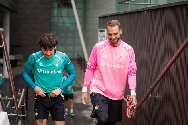 Pau López y Héctor Bellerín, en la pretemporada del Betis en Inglaterra (Foto: RBB).