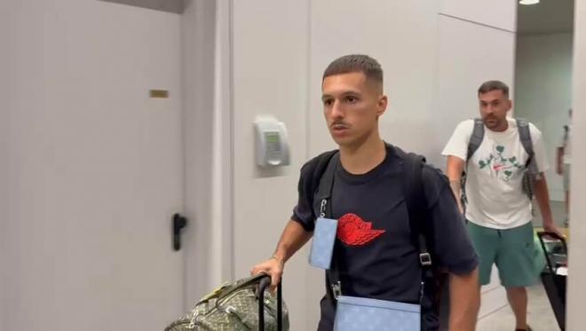 Bryan Zaragoza llega a Vigo para cerrar su fichaje por el Celta (Foto: Alberto Bravo)