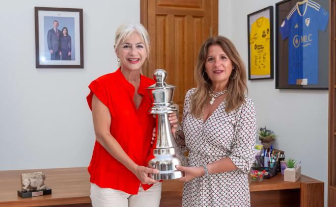 La consejera posa con el trofeo junto a la alcaldesa de Linares.