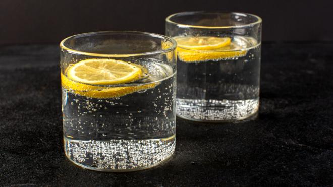 Dos vasos con agua con gas y una rodaja de limón (Foto: Freepik)
