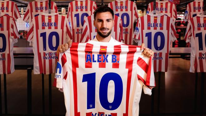 Álex Baena posa con la camiseta del Atlético de Madrid ('X' @Atleti)