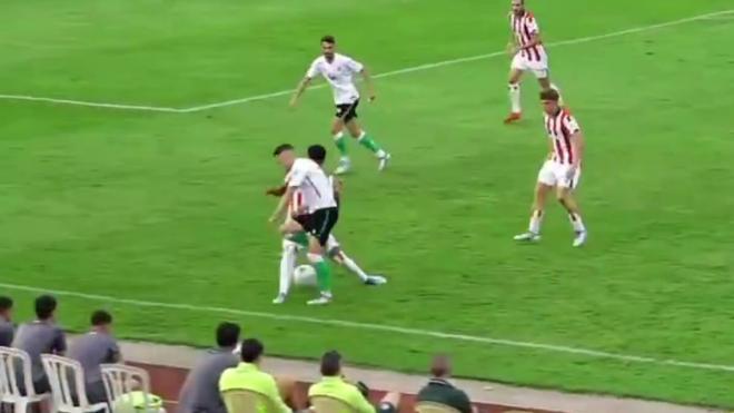 Caño de Iñigo Vicente a Malcom Adu Ares (Imagen: Directo Athletic).