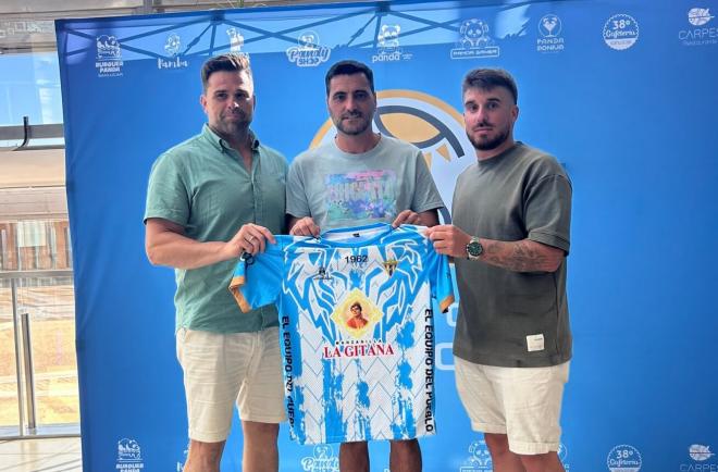 Dani Güiza, presentado con el Rayo Sanluqueño (Foto: @CDRayo_ofi).
