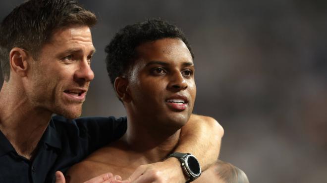 Xabi Alonso tiene una confidencia con Rodrygo Goes en el Mundial de Clubes (foto: Cordon Press).