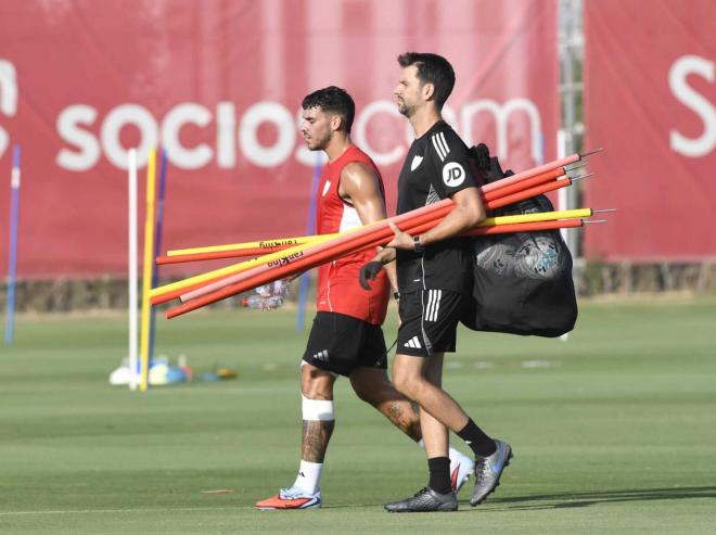 Isaac Romero, con cara de sufrimiento en su vuelta al trabajo con el Sevilla (Foto: Kiko Hurtado).